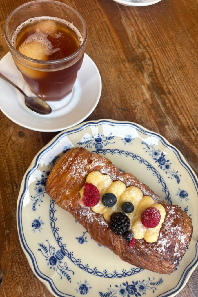Pastry and Lemon Ice Tea Bar Bistro da Etta